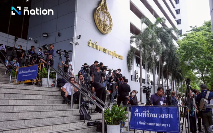 Các phóng viên tại khu vực tòa án xét xử ông Thaksin (Ảnh: The Nation) Các phóng viên tại khu vực tòa án xét xử ông Thaksin (Ảnh: The Nation)