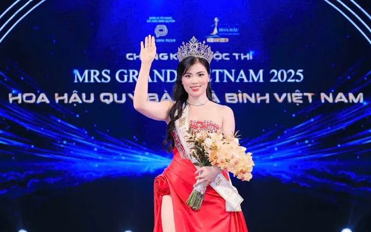 Vượt qua 20 thí sinh đến từ nhiều tỉnh thành, Nguyễn Thị Thưa - cán bộ đang công tác tại Cục Thông tin, Thống kê (Bộ Khoa học và Công nghệ) - đã xuất sắc giành ngôi vị cao nhất của cuộc thi Mrs Grand Vietnam 2025. Vượt qua 20 thí sinh đến từ nhiều tỉnh thành, Nguyễn Thị Thưa - cán bộ đang công tác tại Cục Thông tin, Thống kê (Bộ Khoa học và Công nghệ) - đã xuất sắc giành ngôi vị cao nhất của cuộc thi Mrs Grand Vietnam 2025.
