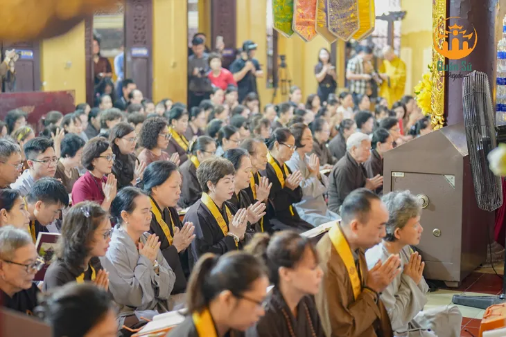 Các chùa trên cả nước đồng loạt cử 3 hồi chuông, trống Bát nhã - Ảnh 3.