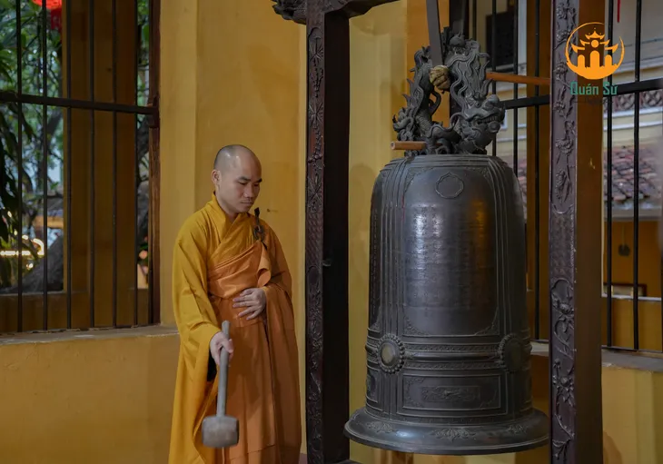 Các chùa trên cả nước đồng loạt cử 3 hồi chuông, trống Bát nhã - Ảnh 2.