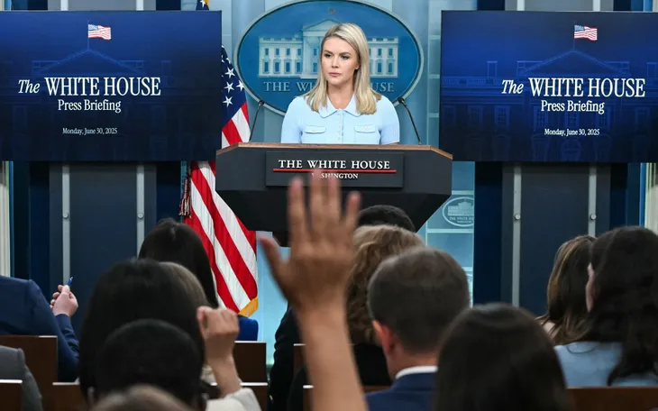 Thư ký báo chí Nhà Trắng Karoline Leavitt trả lời câu hỏi trong cuộc họp báo tại Nhà Trắng ở Washington D.C. vào ngày 30/6 (Ảnh: AFP) Thư ký báo chí Nhà Trắng Karoline Leavitt trả lời câu hỏi trong cuộc họp báo tại Nhà Trắng ở Washington D.C. vào ngày 30/6 (Ảnh: AFP)