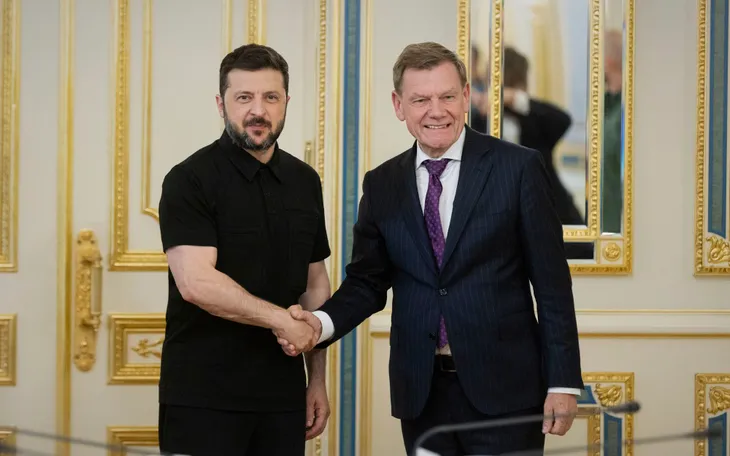 Tổng thống Ukraine Zelensky (trái) bắt tay Ngoại trưởng Đức Johann Wadephul tại Kiev, Ukraine, ngày 30/6 (Ảnh: AP) Tổng thống Ukraine Zelensky (trái) bắt tay Ngoại trưởng Đức Johann Wadephul tại Kiev, Ukraine, ngày 30/6 (Ảnh: AP)