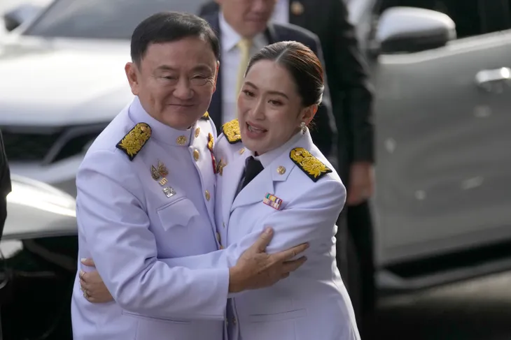 Cựu Thủ tướng Thái Lan Thaksin ra hầu tòa - Ảnh 1. Cựu Thủ tướng Thái Lan Thaksin ra hầu tòa - Ảnh 1.