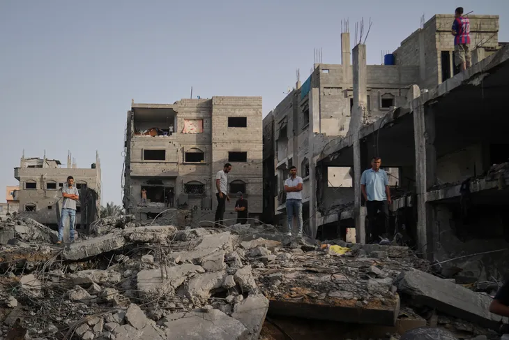 Israel tăng cường ném bom Gaza trước cuộc đàm phán tại Nhà Trắng về lệnh ngừng bắn - Ảnh 1.