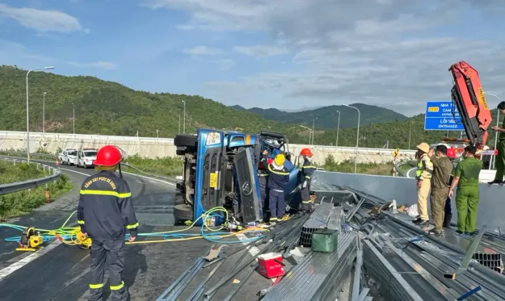 Xe tải lật trên đường dẫn cao tốc ở Khánh Hòa, 2 người tử vong trong cabin  - Ảnh 1.