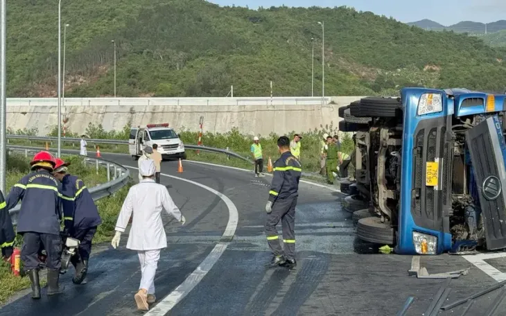 Ô tô tải chở sắt lật nghiêng trên đường dẫn cao tốc. (Ảnh: PLO)