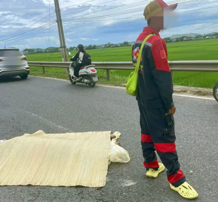 Nghi án người đàn ông dùng dao đâm bạn gái rồi lao vào xe tải tự vẫn - Ảnh 1.