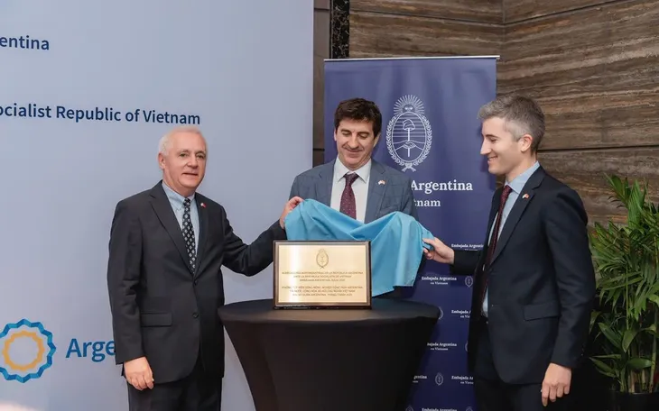 Lễ khai trương Văn phòng tùy viên chuyên trách công-nông nghiệp đặt tại Đại sứ quán Argentina ở Việt Nam. Lễ khai trương Văn phòng tùy viên chuyên trách công-nông nghiệp đặt tại Đại sứ quán Argentina ở Việt Nam.