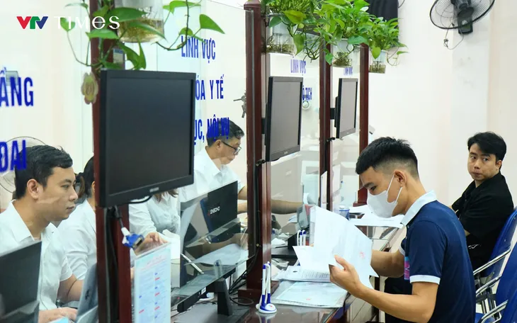 Từ sáng sớm, cán bộ, công chức và người lao động tại các trụ sở mới đã có mặt đông đủ. (Ảnh: Viết Học) Từ sáng sớm, cán bộ, công chức và người lao động tại các trụ sở mới đã có mặt đông đủ. (Ảnh: Viết Học)