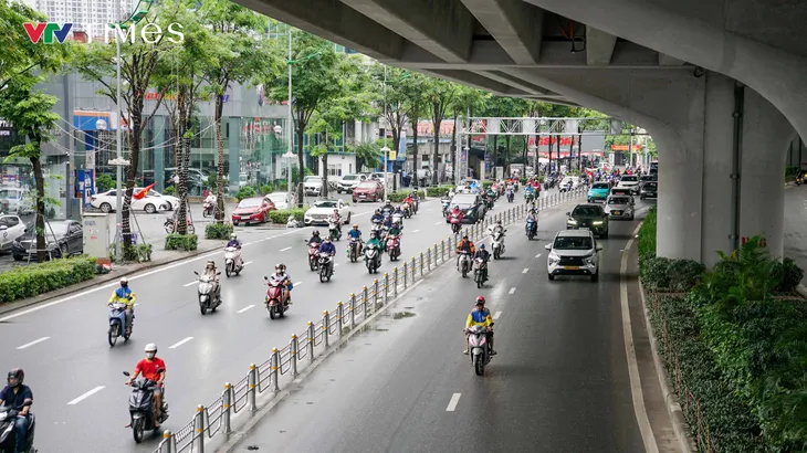 Thí điểm phân làn: Nhiều người dân còn lúng túng khi di chuyển - Ảnh 1.