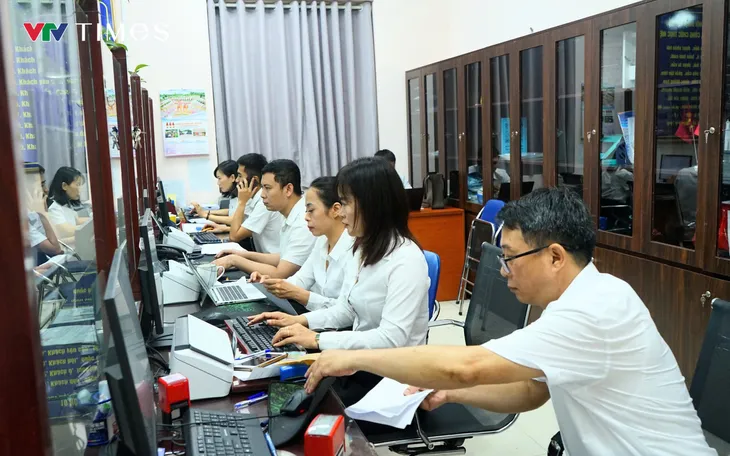 Hà Nội trong ngày đầu chính quyền địa phương hai cấp đi vào hoạt động - Ảnh 1.