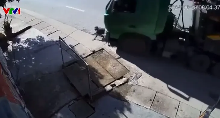 Sang đường ẩu, người đàn ông bị xe đầu kéo tông hất văng, thoát chết trong gang tấc - Ảnh 1.