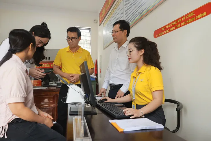 8.000 cán bộ, công nhân viên bưu điện hỗ trợ giải quyết thủ tục hành chính tại UBND cấp xã - Ảnh 1.