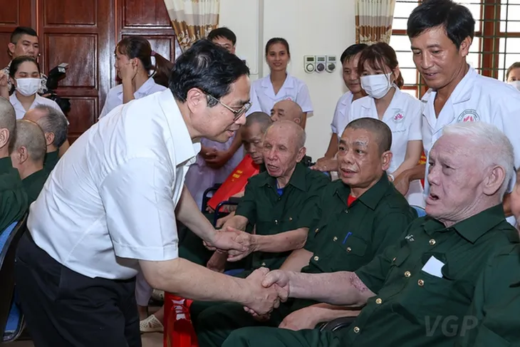 Thủ tướng yêu cầu tiếp tục chăm lo tốt đời sống người có công với cách mạng - Ảnh 1.
