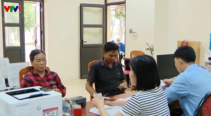 Nhiều xã, phường ở Hà Nội duy trì tiếp nhận hồ sơ ngay tại trụ sở cũ - Ảnh 1.