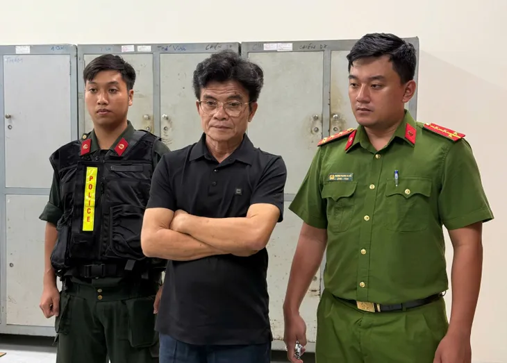 Bắt vợ chồng cầm đầu đường dây sản xuất dầu gió Con Ó giả - Ảnh 1.