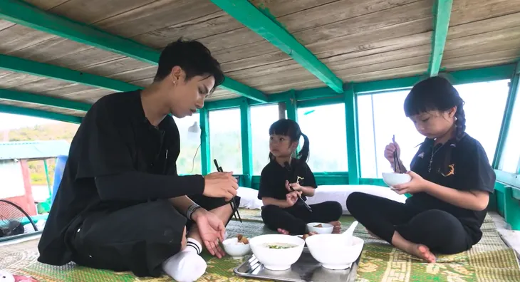 Neko Lê “toát mồ hôi” khi hai con chọn ở nhà thuyền trong Bố ơi mình đi đâu thế - Ảnh 3.