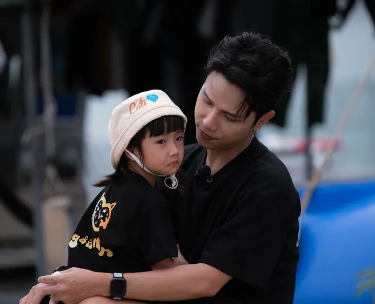 Neko Lê “toát mồ hôi” khi hai con chọn ở nhà thuyền trong Bố ơi mình đi đâu thế - Ảnh 1.