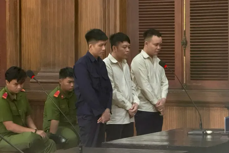Cắt ghép, dùng hình ảnh khỏa thân uy hiếp con nợ, 3 đối tượng lĩnh án tù - Ảnh 1.