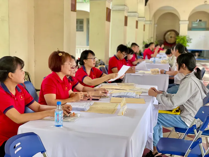 Học sinh lớp 10 hào hứng trong ngày nhập học ở ngôi trường chuyên gần 100 năm tuổi- Ảnh 1.