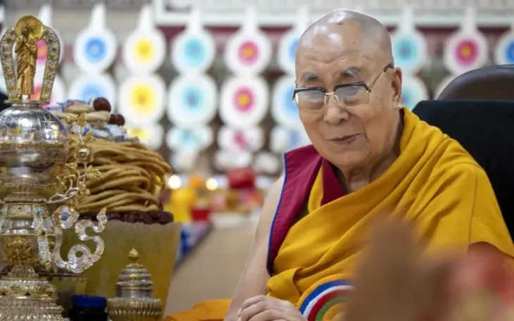 Đức Đạt Lai Lạt Ma dự sự kiện mừng sinh nhật lần thứ 90 theo lịch Tây Tạng tại chùa Tsuglakhang, Dharamshala, Ấn Độ, ngày 30/6/2025. (Ảnh: AP) Đức Đạt Lai Lạt Ma dự sự kiện mừng sinh nhật lần thứ 90 theo lịch Tây Tạng tại chùa Tsuglakhang, Dharamshala, Ấn Độ, ngày 30/6/2025. (Ảnh: AP)