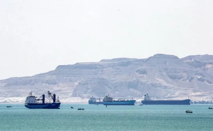 Giàn khoan dầu bị lật ở Vịnh Suez, nhiều người chết và mất tích - Ảnh 1. Giàn khoan dầu bị lật ở Vịnh Suez, nhiều người chết và mất tích - Ảnh 1.