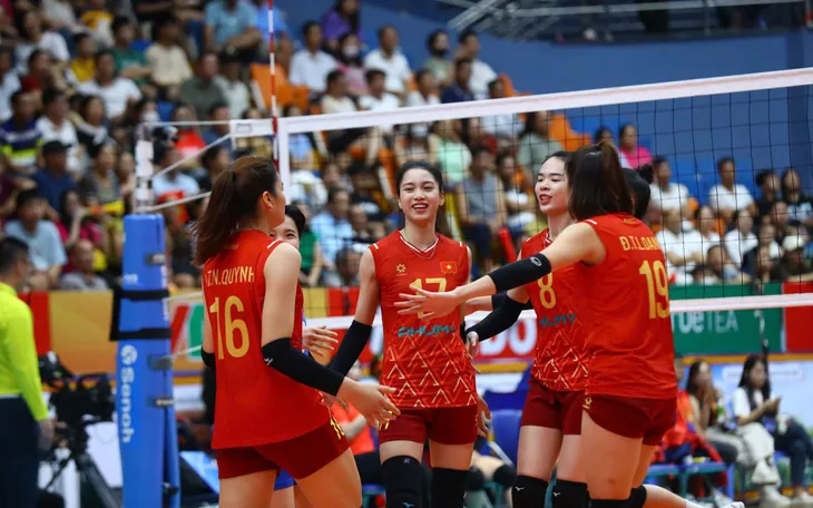Thắng dễ "đàn em" U21 Việt Nam, ĐTQG Việt Nam tiến vào bán kết VTV Ferroli Cup 2025

