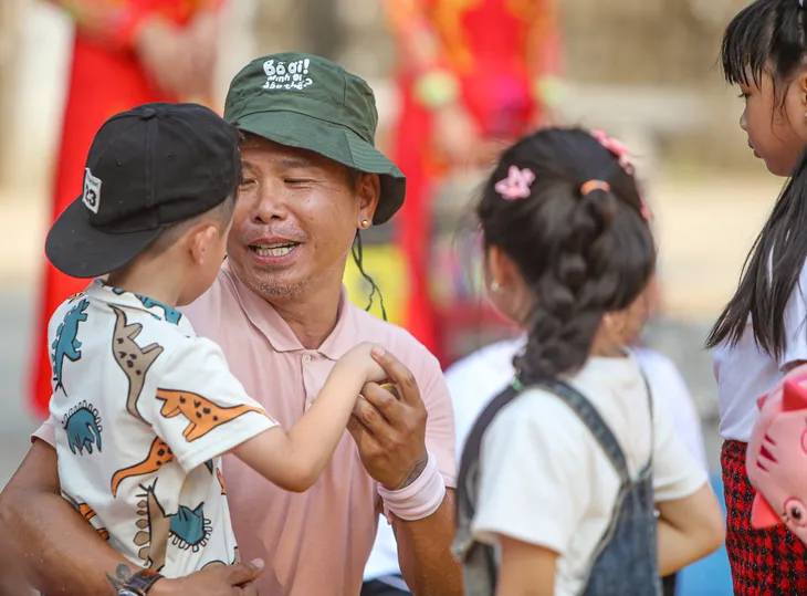 'Bố ơi mình đi đâu thế' đưa các con chạm tay vào di sản văn hóa truyền thống - Ảnh 2.