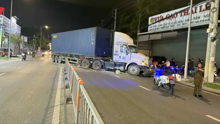 Container mất lái cày nát dải phân cách, chắn ngang đường tại TP Hồ Chí Minh - Ảnh 1.