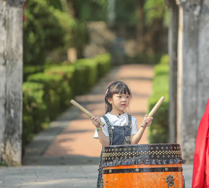 'Bố ơi mình đi đâu thế' đưa các con chạm tay vào di sản văn hóa truyền thống - Ảnh 3.