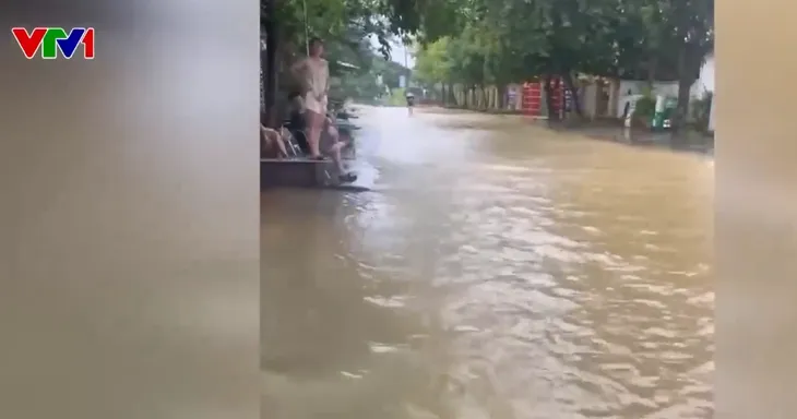 Nước tràn qua đê quai sông Cầu ở Thái Nguyên, khu dân cư ngập úng trong 2 ngày - Ảnh 1.