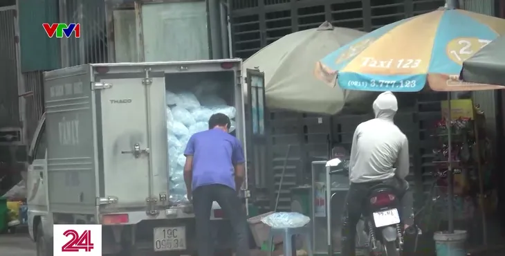 Mạng lưới tiêu thụ nước đá mất vệ sinh lan rộng ở Phú Thọ - Ảnh 1.