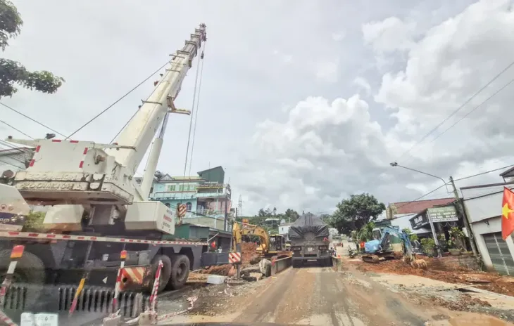 Xe khách lấn làn, vượt ẩu trên quốc lộ 20, tông học sinh đi xe máy tử vong - Ảnh 1.