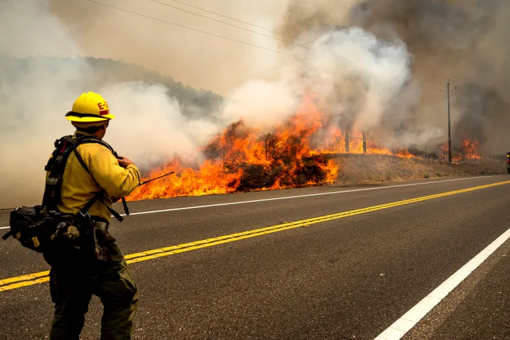 Đám cháy rừng lớn nhất ở California (Mỹ) bùng phát dữ dội - Ảnh 3.