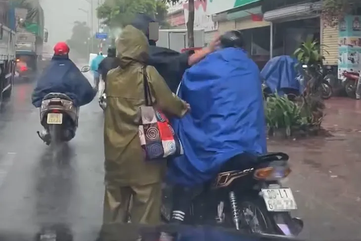 Xác minh tài xế xe ôm công nghệ bị hành hung giữa trời mưa ở Hà Nội - Ảnh 1.