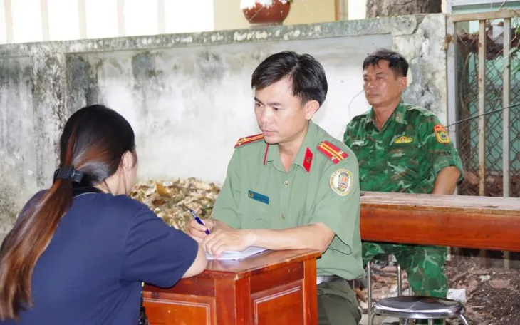 Cán bộ công an lấy lời khai công dân. (Ảnh: CAND)