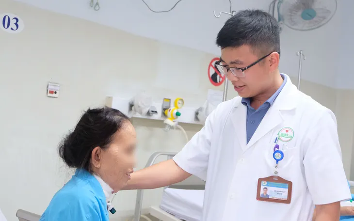 Phẫu thuật cắt nối khí quản cho nữ bệnh nhân 71 tuổi