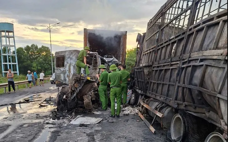 Vụ tai nạn khiến hai xe bị cháy rụi Vụ tai nạn khiến hai xe bị cháy rụi