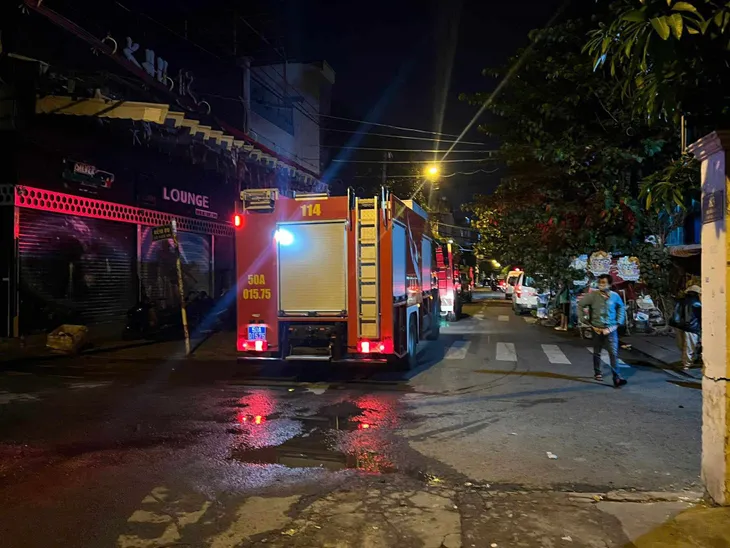 Phó Thủ tướng yêu cầu khẩn trương điều tra nguyên nhân vụ cháy chung cư Độc Lập ở TP Hồ Chí Minh - Ảnh 1.