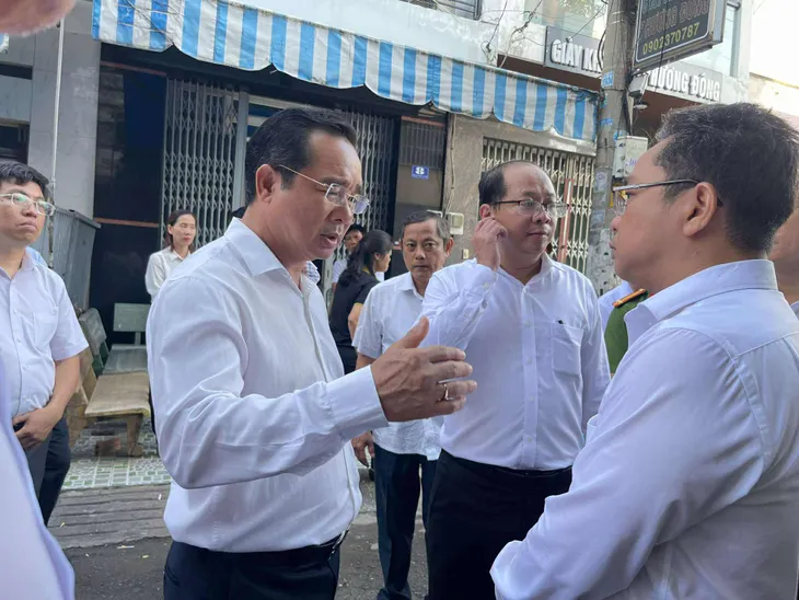 Chủ tịch UBND TP Hồ Chí Minh đến hiện trường chỉ đạo khắc phục vụ cháy làm 8 người tử vong - Ảnh 1.