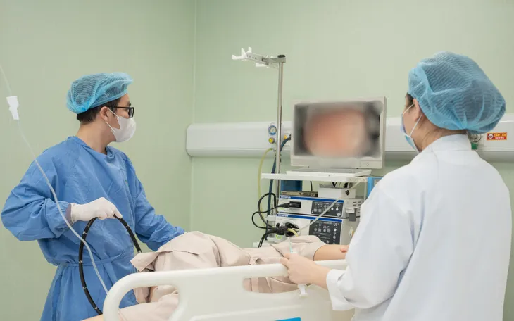  Phát hiện hai polyp "khổng lồ" trong dạ dày người đàn ông