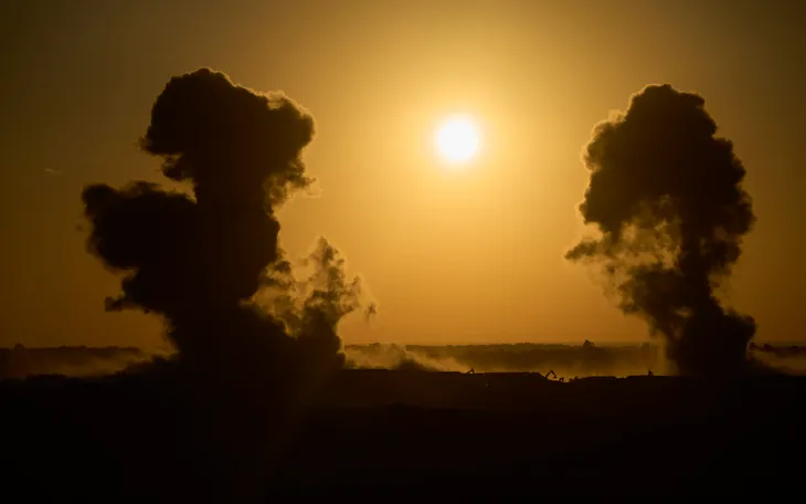 Khói bốc lên sau vụ nổ gần các tòa nhà bị phá hủy bên trong Dải Gaza, ngày 6/7/2025 (Ảnh: AP) Khói bốc lên sau vụ nổ gần các tòa nhà bị phá hủy bên trong Dải Gaza, ngày 6/7/2025 (Ảnh: AP)