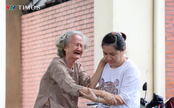 Người đầu bạc tiễn kẻ đầu xanh trong nỗi đau không thể diễn tả thành lời. Người đầu bạc tiễn kẻ đầu xanh trong nỗi đau không thể diễn tả thành lời.