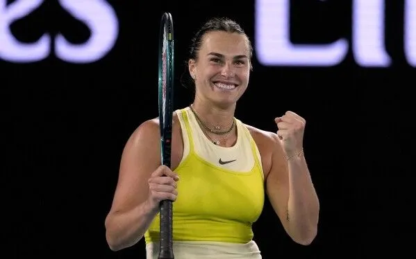 Aryna Sabalenka ngược dòng giành vé vào bán kết Wimbledon 2025