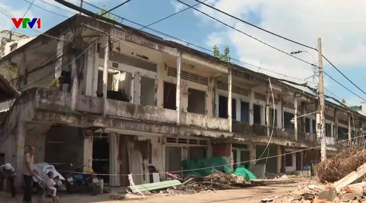 TP Hồ Chí Minh tháo dỡ khẩn cấp chung cư cũ nghiêng, nứt, tiềm ẩn nguy cơ sập đổ- Ảnh 1.