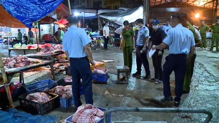 Hà Nội: Bắt 4 người, triệt phá đường dây giết mổ thịt lợn nhiễm dịch tả châu Phi quy mô lớn- Ảnh 3. Hà Nội: Bắt 4 người, triệt phá đường dây giết mổ thịt lợn nhiễm dịch tả châu Phi quy mô lớn- Ảnh 3.