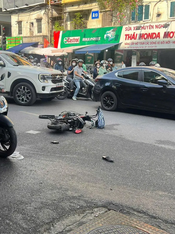 Ô tô tông liên hoàn nhiều xe máy, húc bật gốc cây trên phố Trần Đại Nghĩa (Hà Nội) - Ảnh 1.