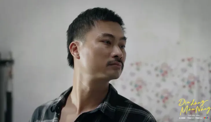 Dịu dàng màu nắng - Tập 28: Tình cũ gọi điện cho Lan Anh đúng lúc chồng con đến thăm - Ảnh 1.