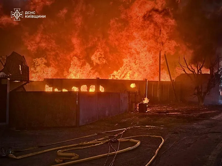 Nga không kích lớn nhất vào Ukraine với hơn 700 máy bay không người lái - Ảnh 1. Nga không kích lớn nhất vào Ukraine với hơn 700 máy bay không người lái - Ảnh 1.