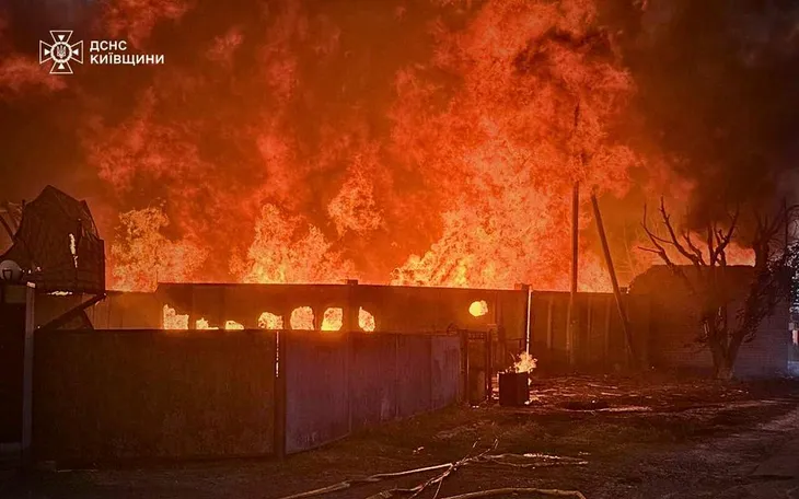 Đám cháy bùng phát sau cuộc tấn công của Nga tại khu vực Kiev, Ukraine, ngày 9/7/2025. (Ảnh: AP)